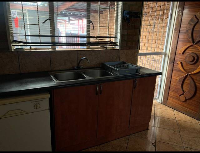 4 BEDROOM HOUSE FOR SALE IN VANDERBIJLPARK CE 2